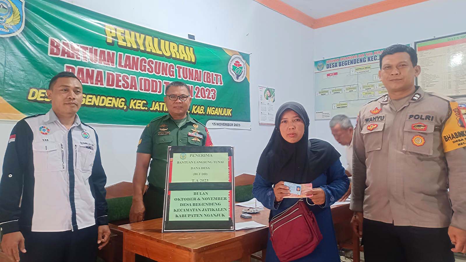 Bhabinkamtibmas Desa Begendeng Hadiri Pembagian BLT DD Untuk Warga Binaannya