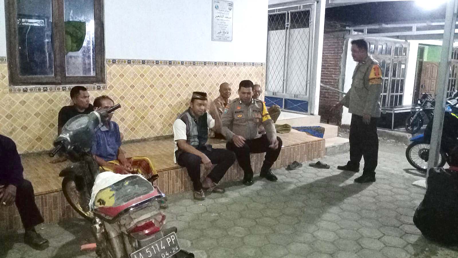 Patroli Dialogis Malam Hari, Upaya Personel Polsek Jatikalen Cegah Gangguan Kamtibmas