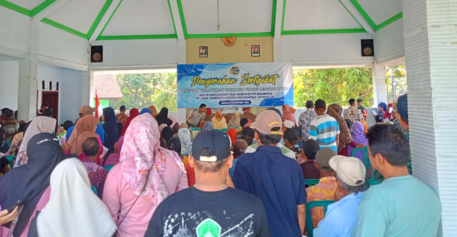 Bhabinkamtibmas Dan Babinsa Desa Gondang Wetan Pantau Penyerahan Sertifikat Tanah Program PTSL