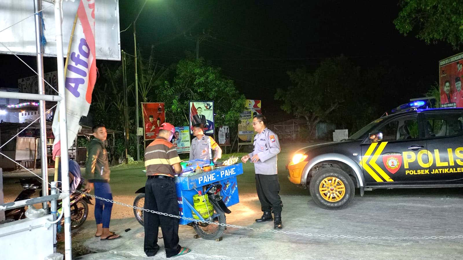 Patroli Dialogis Malam Hari, Polsek Jatikalen Ajak Warga Jaga Kamtibmas Dilikungan Masing-masing