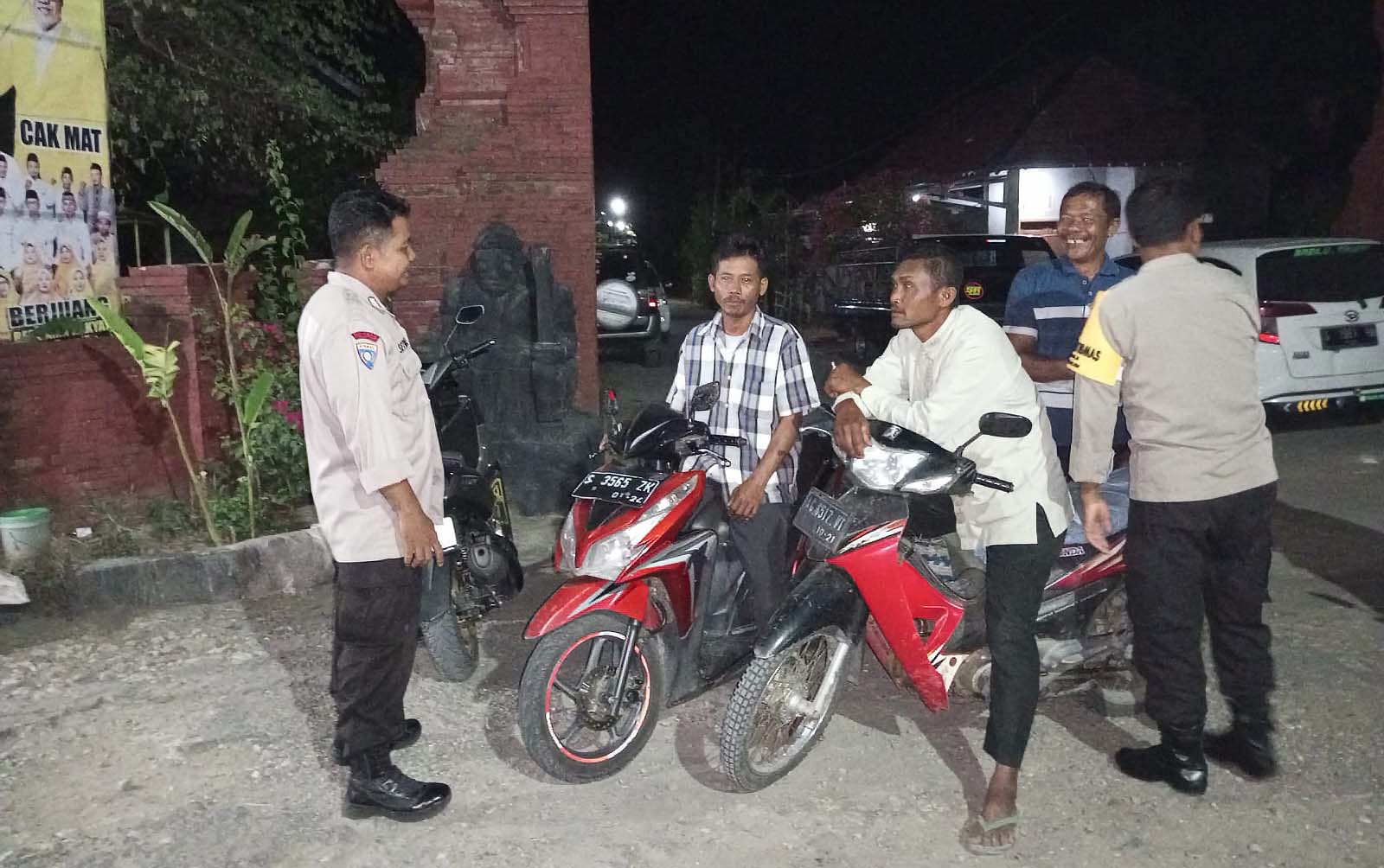 Patroli Perkampungan Di malam Hari, Petugas Patroli Polsek Jatikalen berdialogis Dengan Warga