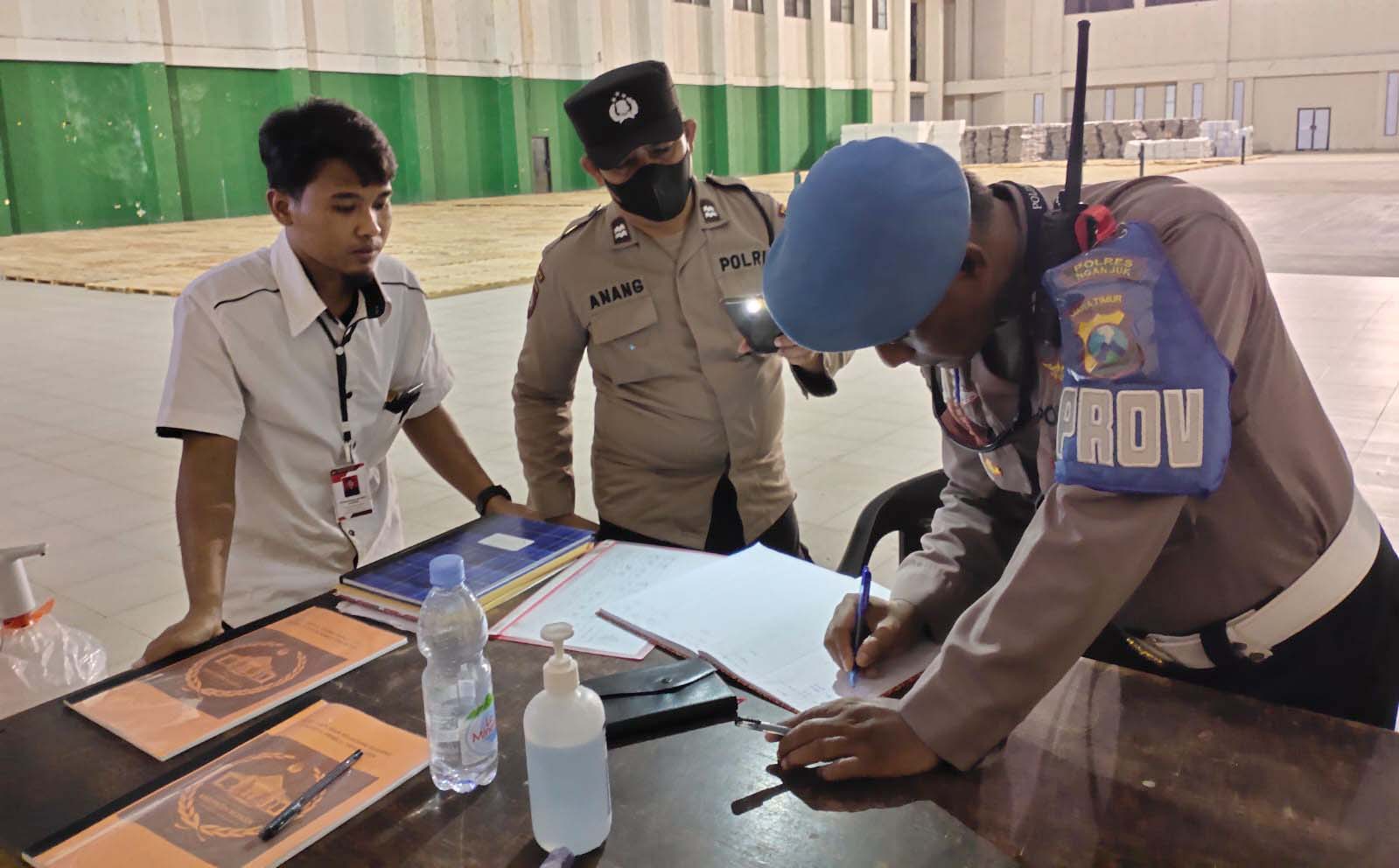 Polsek Nganjuk Kota Patroli di Kantor KPU dan Gudang Logistik KPU Pastikan Tahapan Pemilu 2023-2024 Lancar