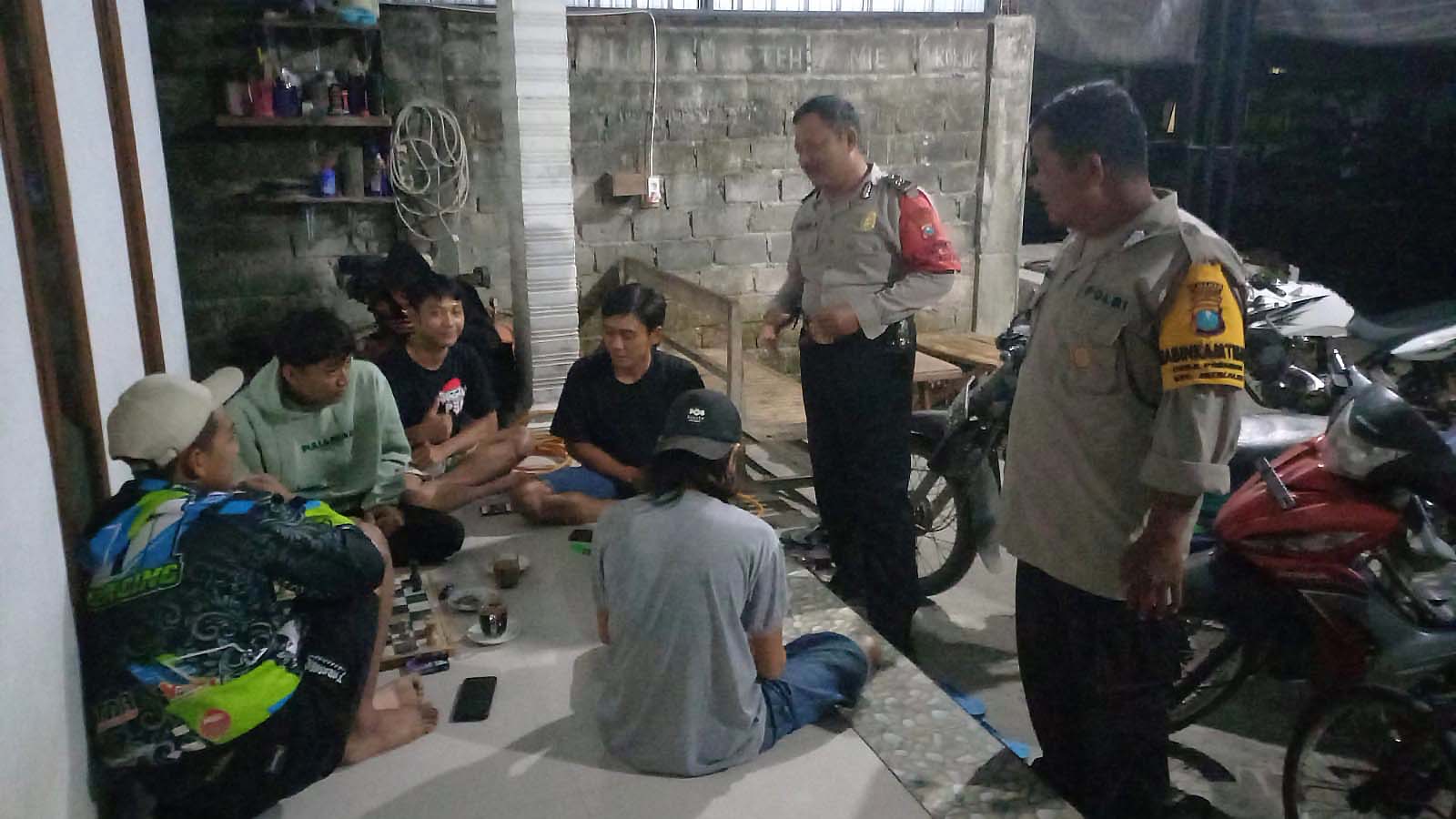 Lakukan Patroli Dialogis Malam Hari, Ka Spkt Polsek Sambangi Warga