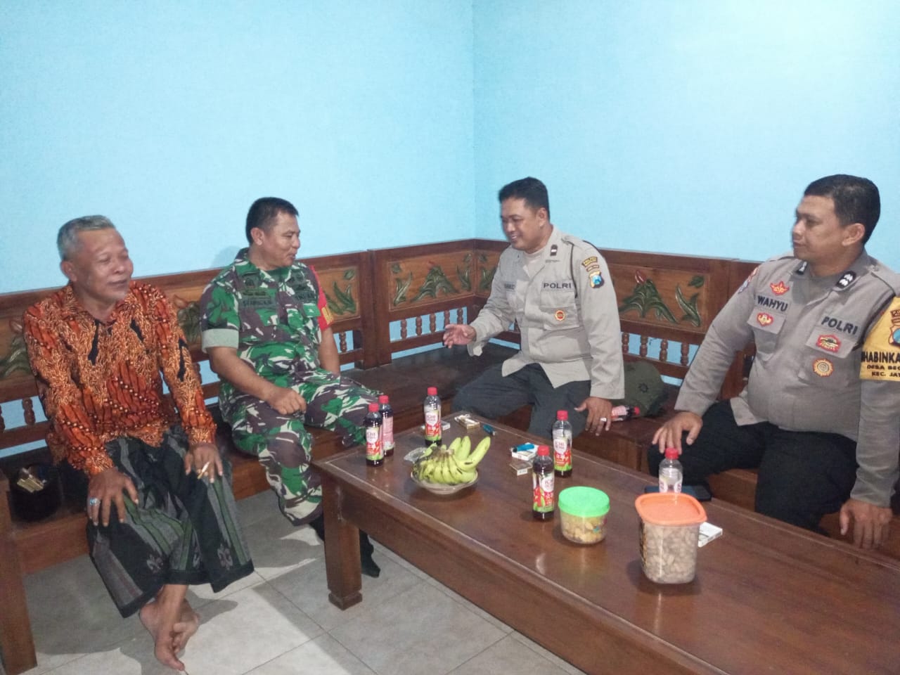 Sambang, Bhabinkamtibmas sama Babinsa Ajak Tokoh Masyarakat Agar Bahu Membahu Menjaga Keamaan Desa