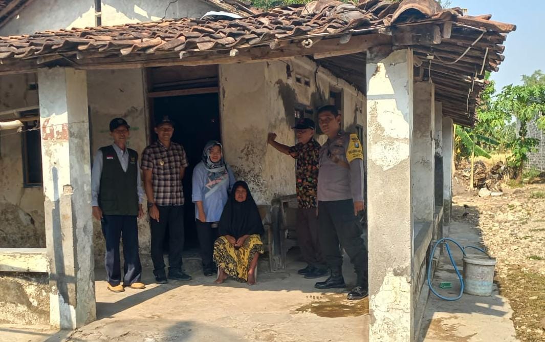 Dampingi Baznas, Bhabinkamtibmas Polsek Nganjuk Kota Survey Lokasi Bedah Rumah