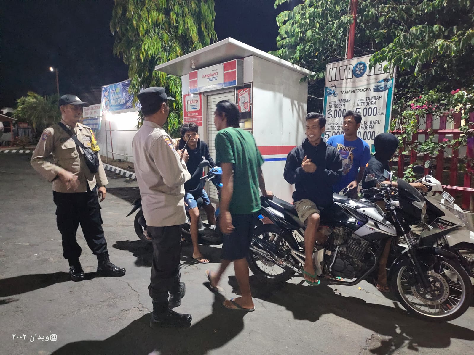 Cegah Balap Liar dan Kejahatan Jalanan, Polsek Warujayeng Gelar Patroli Blue Light