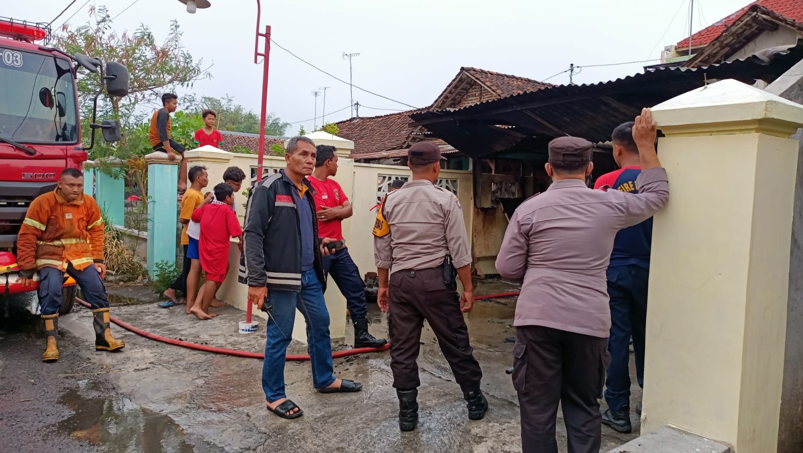 Kapolsek Nganjuk Kota Bersama Anggota dan Damkar Nganjuk Datangi TKP Kebakaran Rumah di Cangkringan