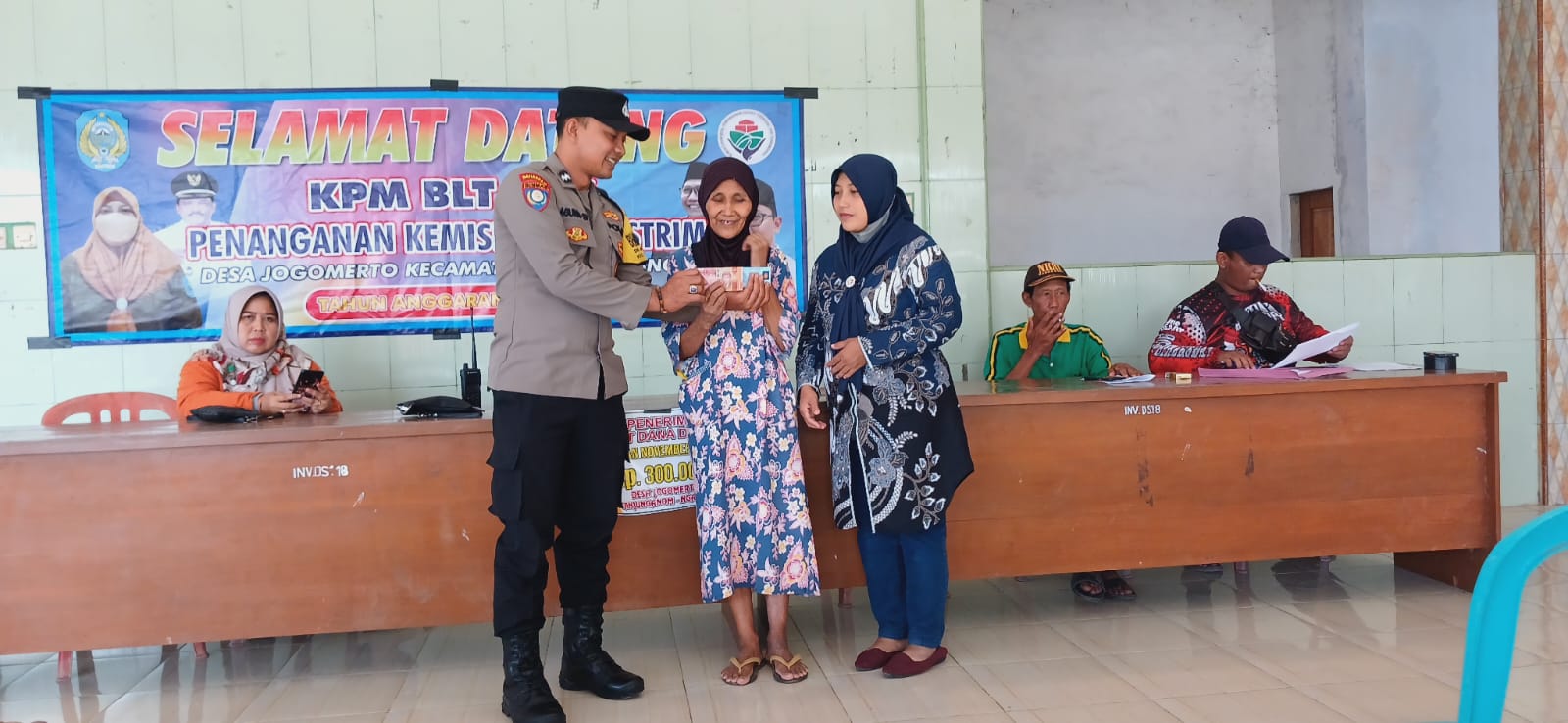 Bhabinkamtibmas Jogomerto Asistensi Penyaluran BLT-DD Periode November 2023