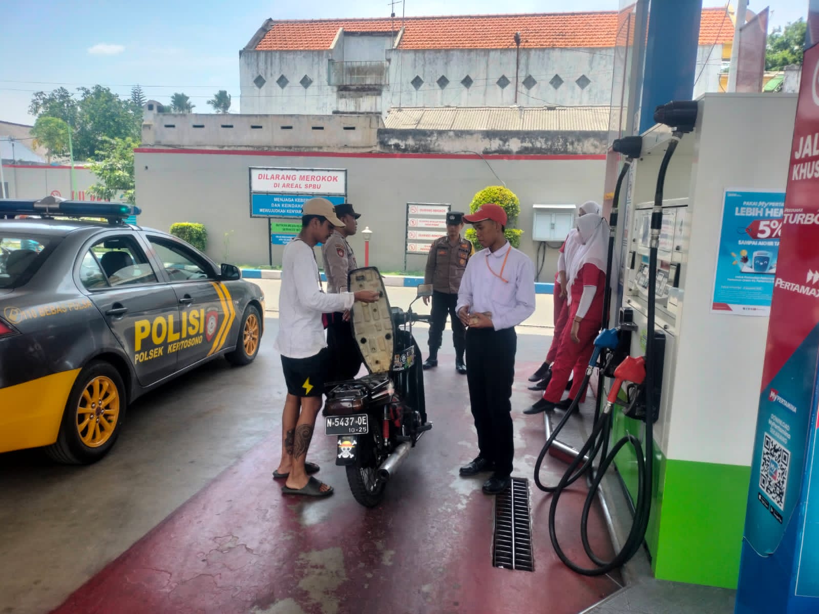 Cek Stok BBM, Patroli Samapta Sampaikan Himbauan Kamtibmas