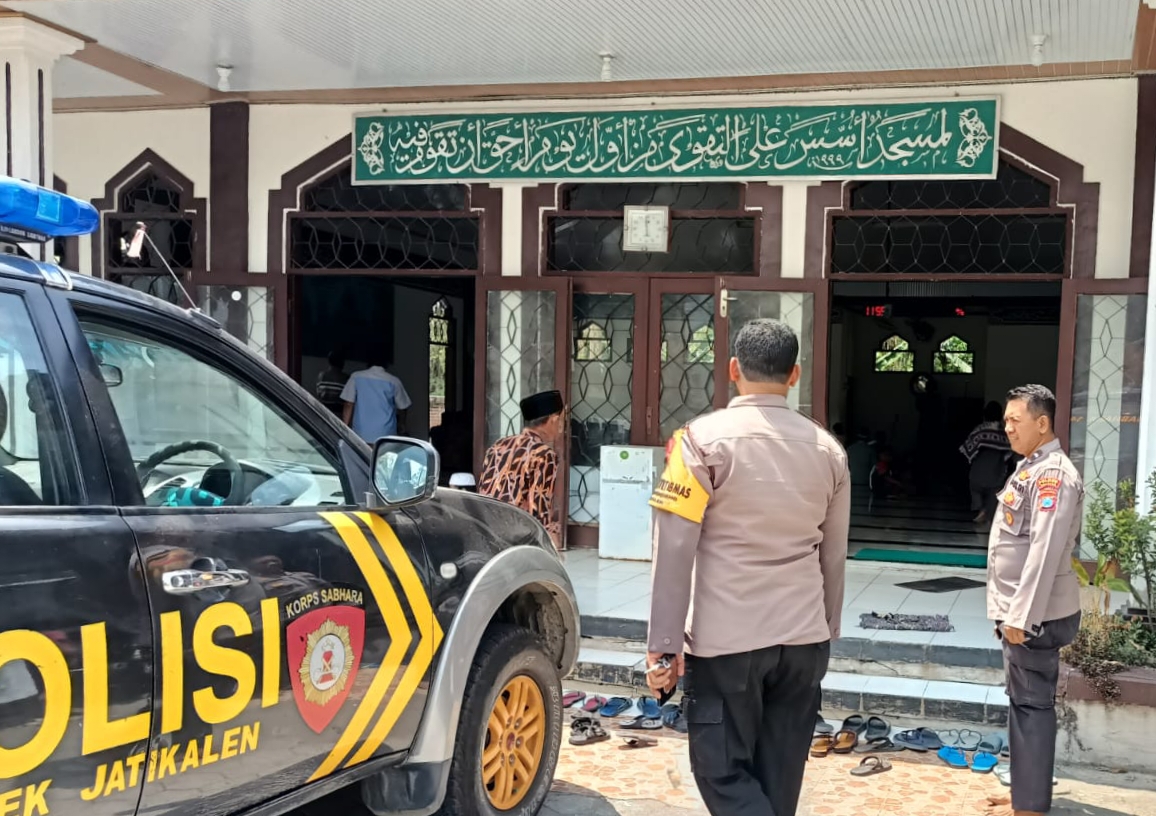 Pengamanan Sholat Jumat, Polsek Jatikalen Berikan Rasa Aman Kepada Jamaah