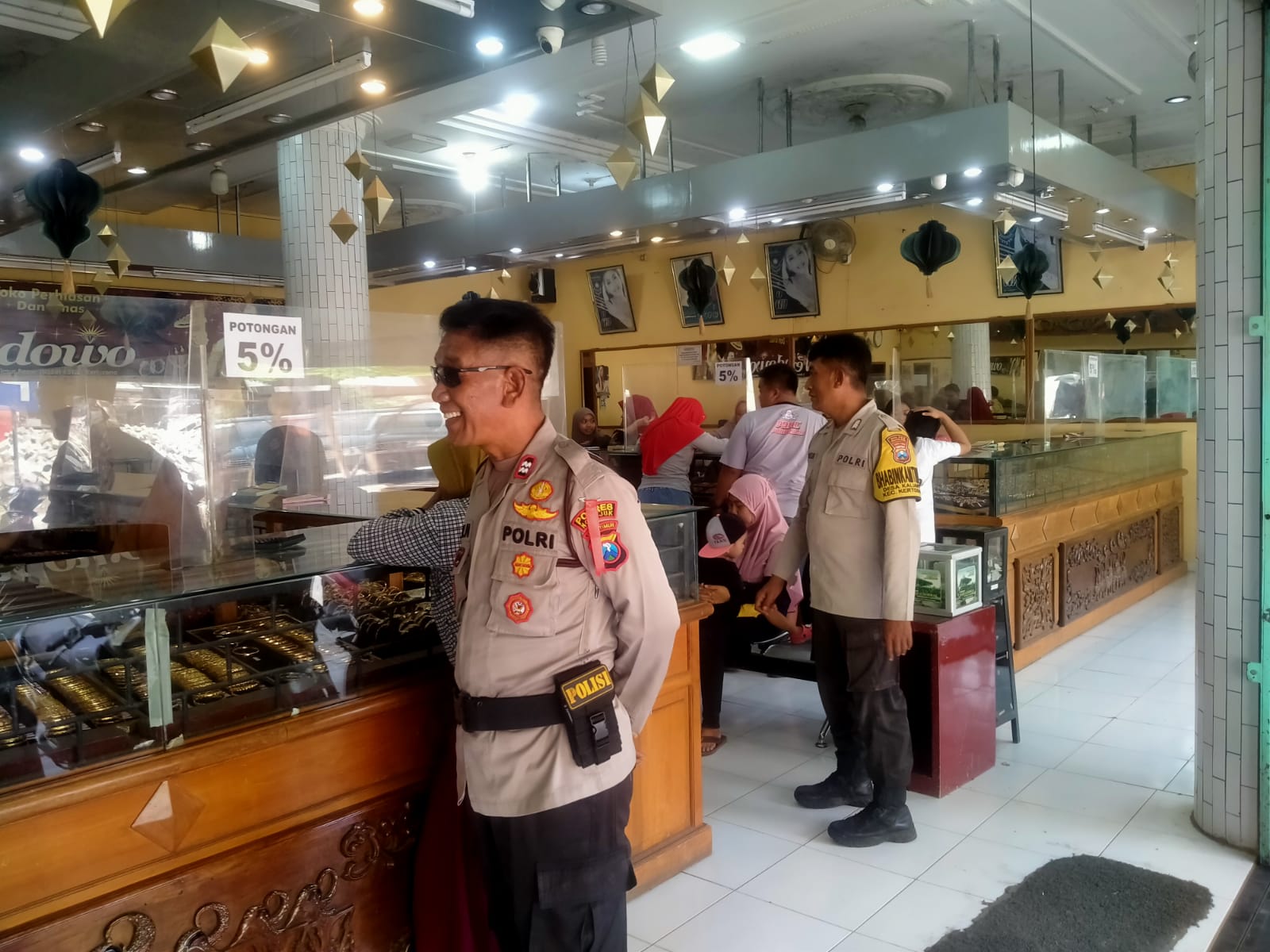 Personil Polsek Kertosono Berikan Himbauan Kamtibmas Saat Patroli Toko Emas