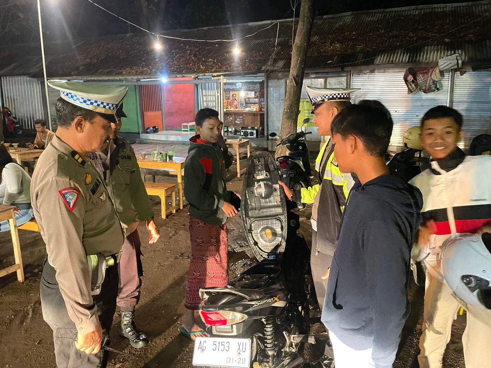 Cegah Gangguan Kamtibmas Malam Minggu, Polsek Warujayeng Gelar Patroli dan Razia SREG