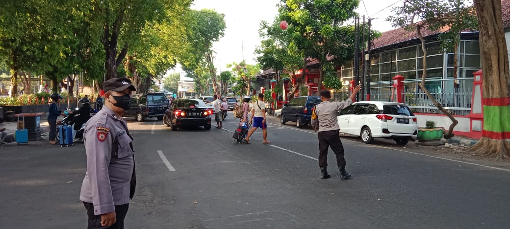 Polsek Nganjuk Kota Turun ke Jalan Lakukan Penampilan Pagi Cegah Laka Lantas