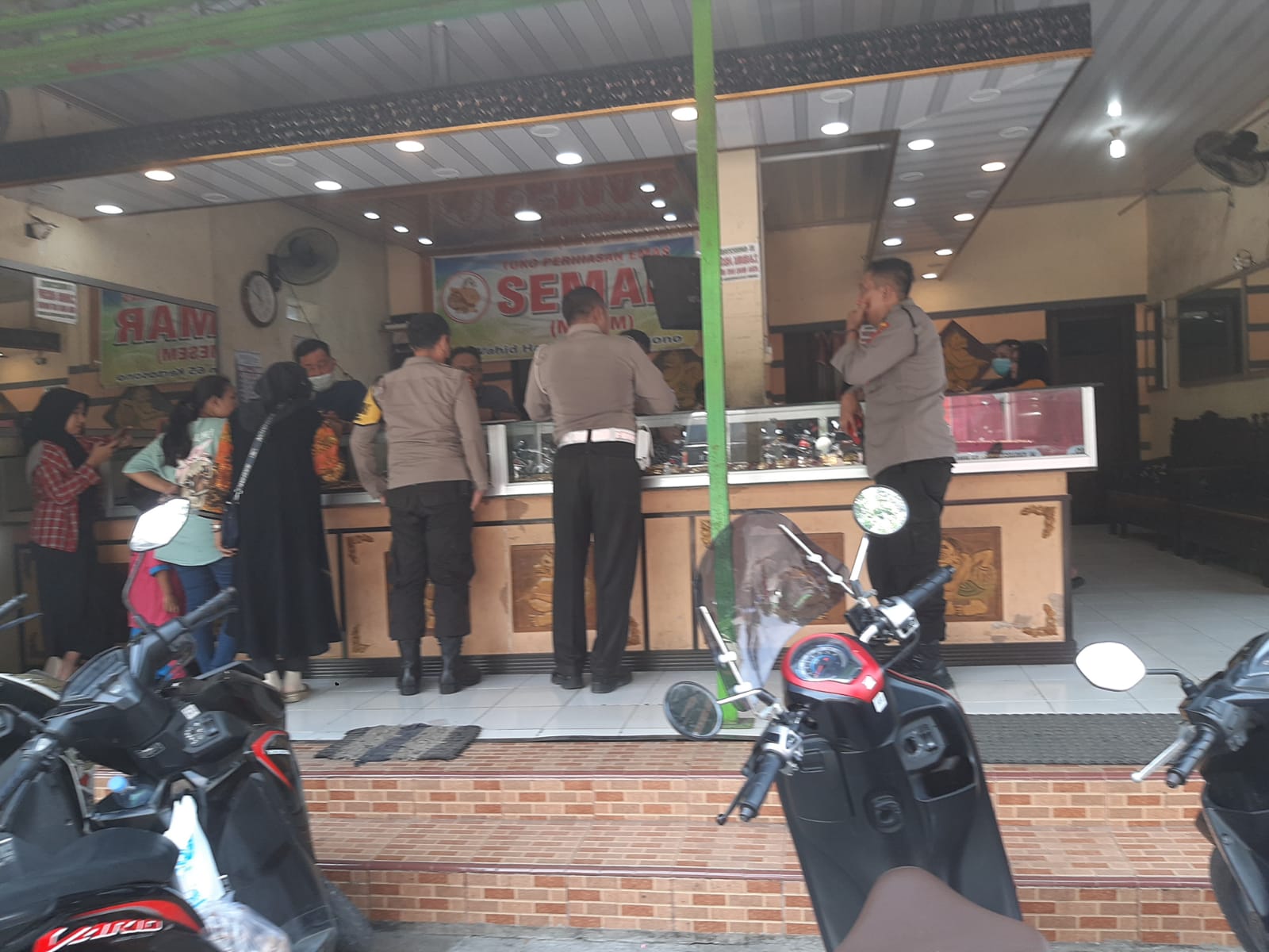 Kanit Samapta Polsek Kertosono Berikan Himbauan Kamtibmas Saat Patroli Toko Emas