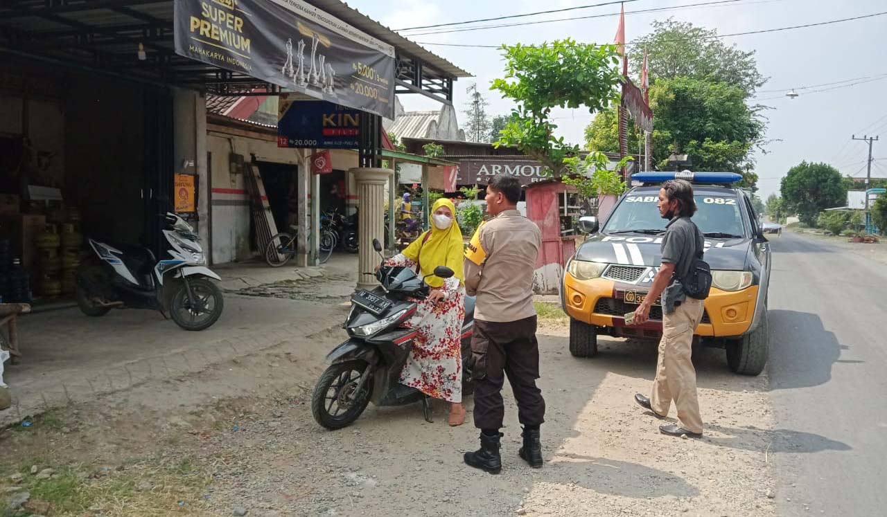 Sambangi Warga, Bhabinkamtibmas Sampaikan Pesan Waspadai Pelaku Penipuan Secara Online