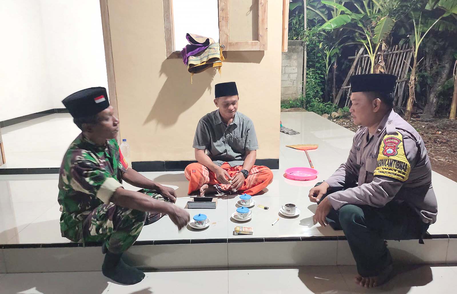 Sambang Desa, Bhabinkamtibmas Wates Ajak Warga Wujudkan Pemilu Aman dan Damai