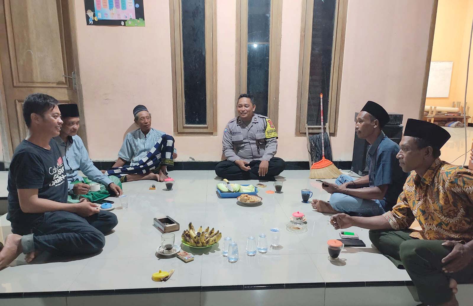 Sambang Dialogis, Bhabinkamtibmas Wates Minta Warga Dukung Terwujudnya Pemilu Damai