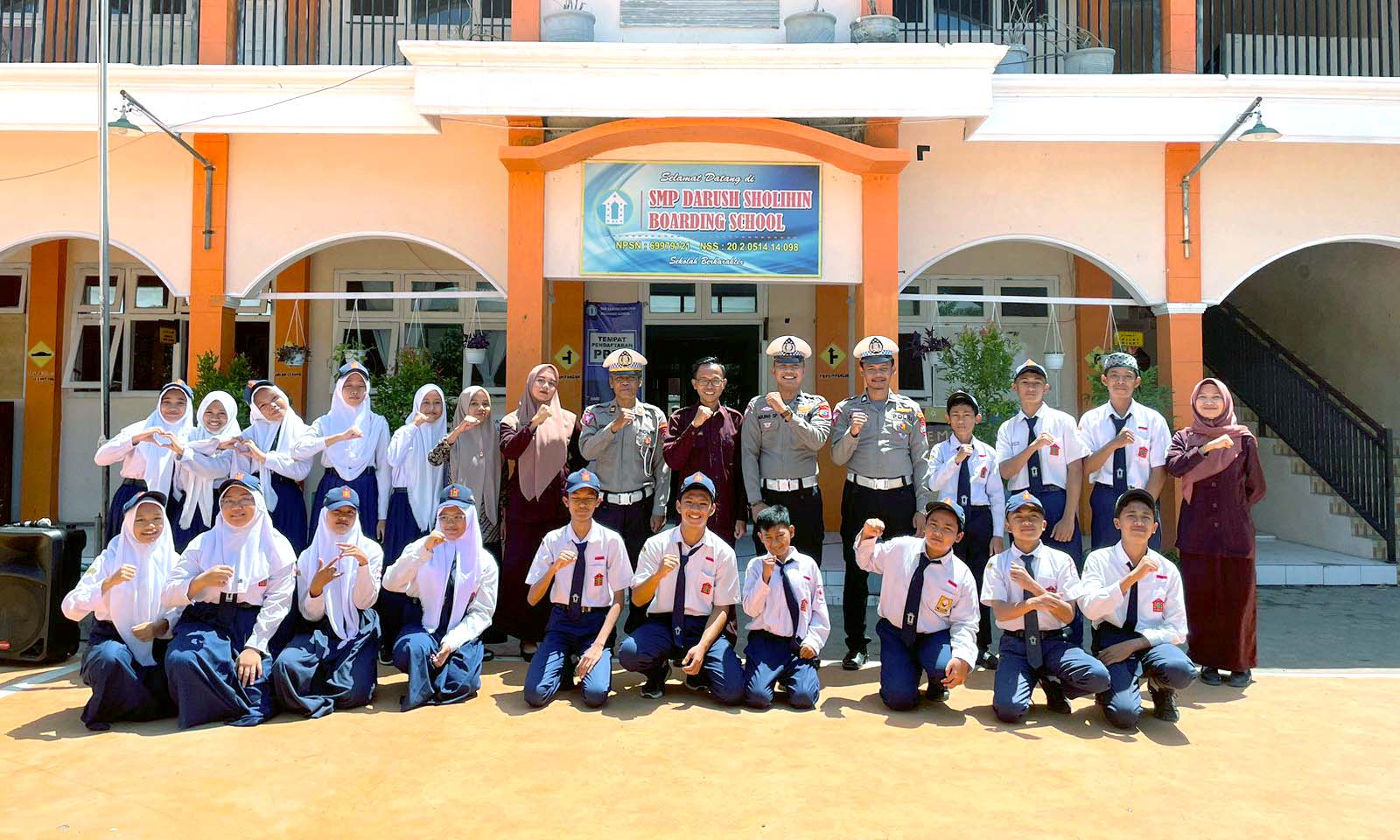 Minimalisir Kecelakaan, Polsek Warujayeng Sosialisasikan Etika Lalu Lintas di SMP Darush Sholihin