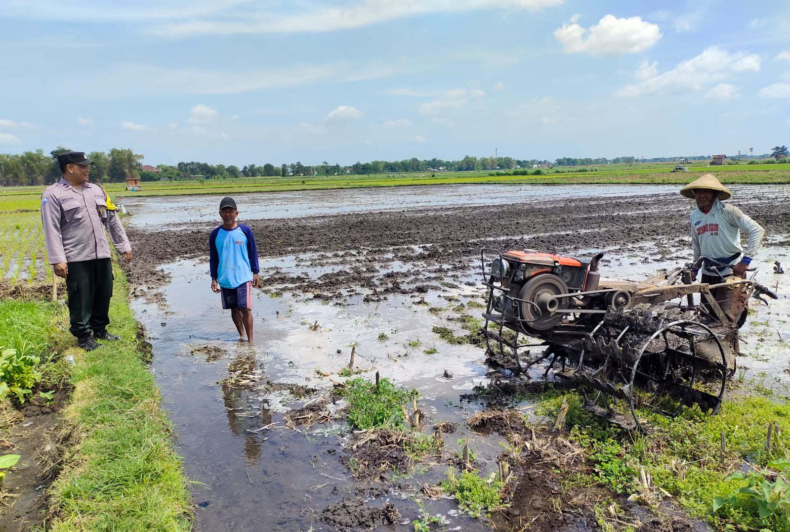 Cegah Pencurian Alat Pertanian, Bhabinkamtibmas Wates Ingatkan Petani di Sawah