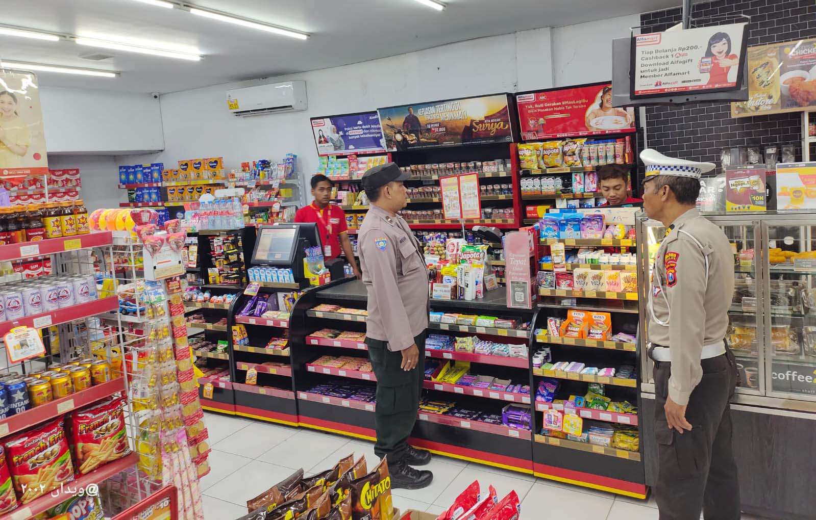 Patroli ke Minimarket, Personel Polsek Warujayeng Ingatkan Karyawan Selalu Waspada
