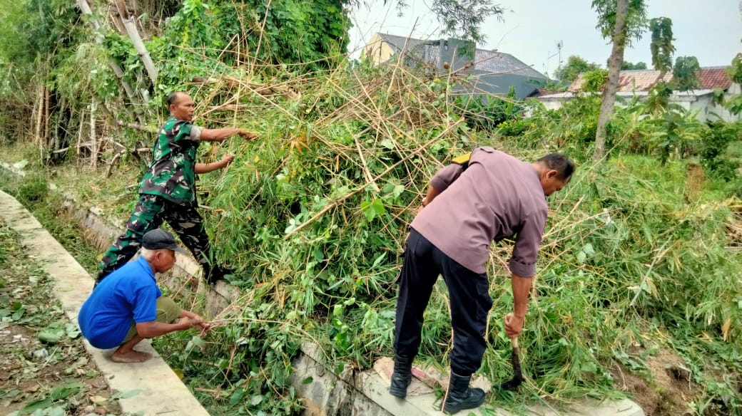 Kompak, Bhabinkamtibmas Polsek Nganjuk Kota Bersama Warga Kerja Bakti Bersihkan Lingkungan