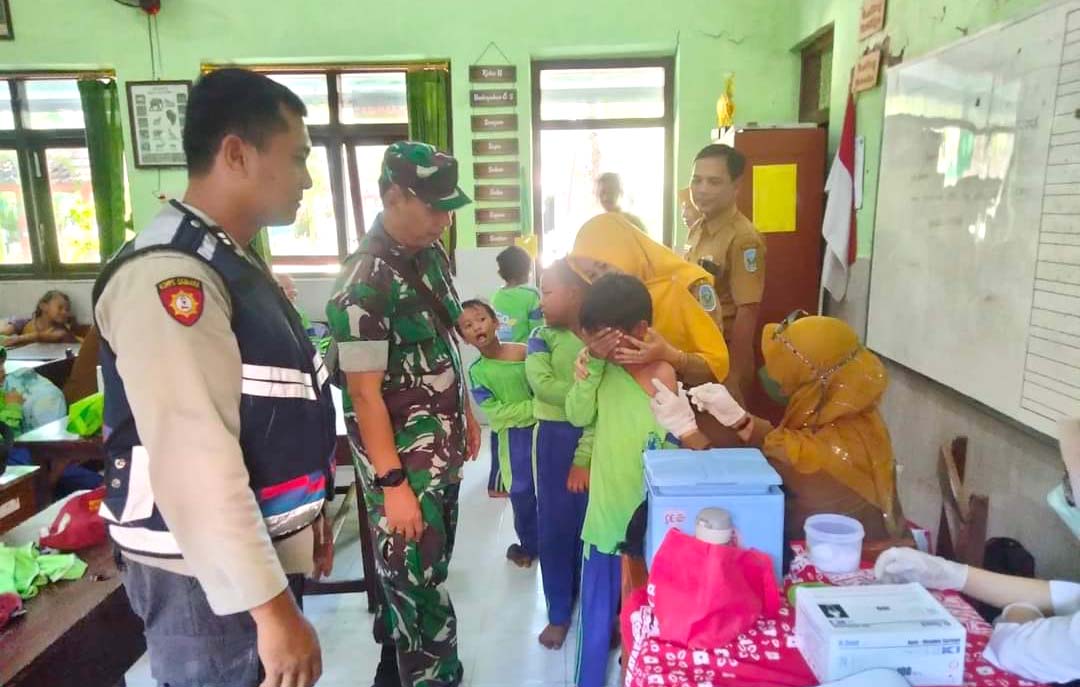 Bhabinkamtibmas Dampingi Imunisasi Anak SD di SDN 1 Jatirejo Nganjuk