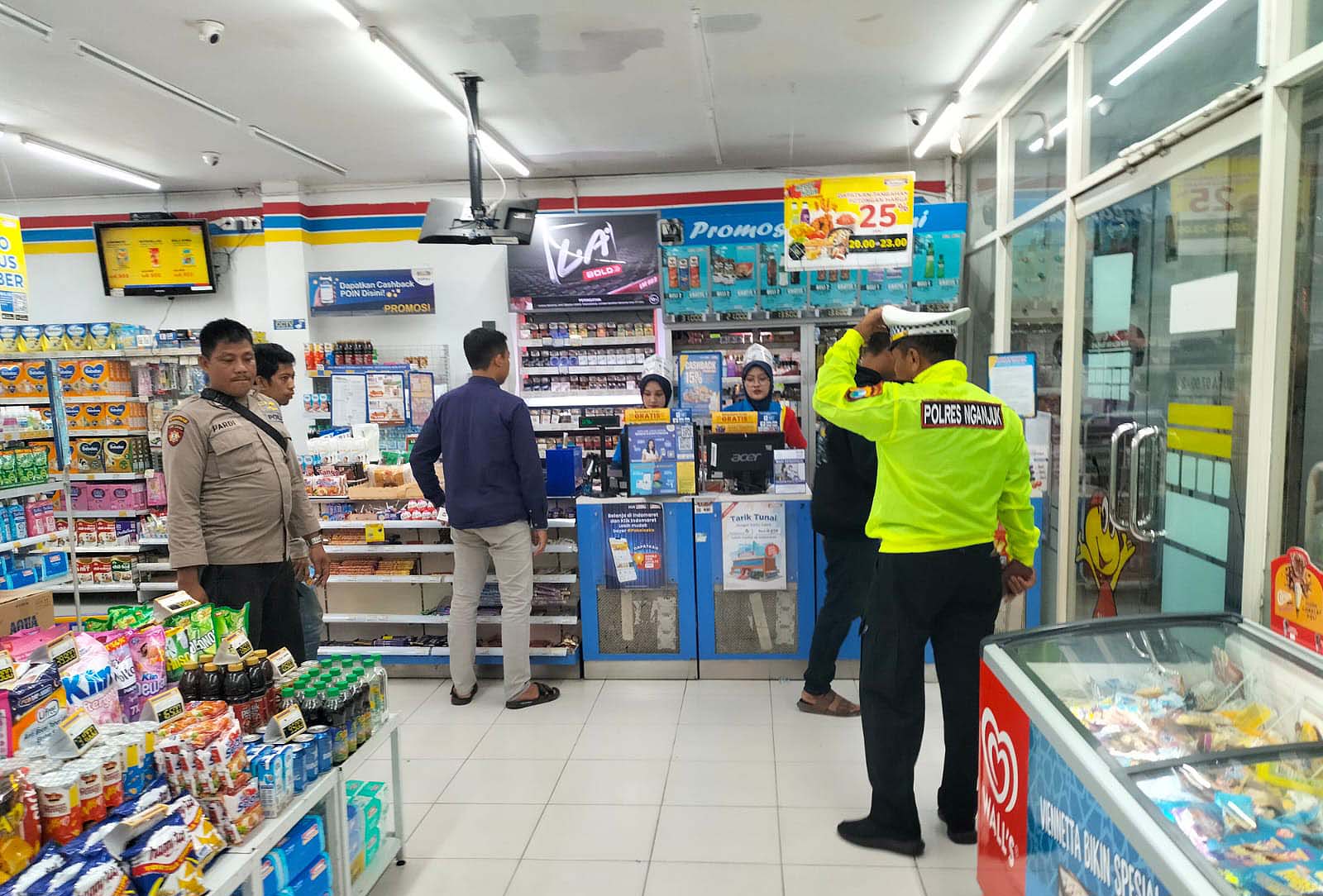 Personil Polsek Kertosono Berikan Himbauan Kamtibmas saat Patroli di Toko Swalayan