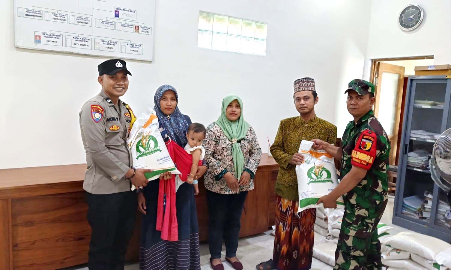 Bhabinkamtibmas Jogomerto dan Tiga Pilar Dampingi Penyaluran Beras Bantuan