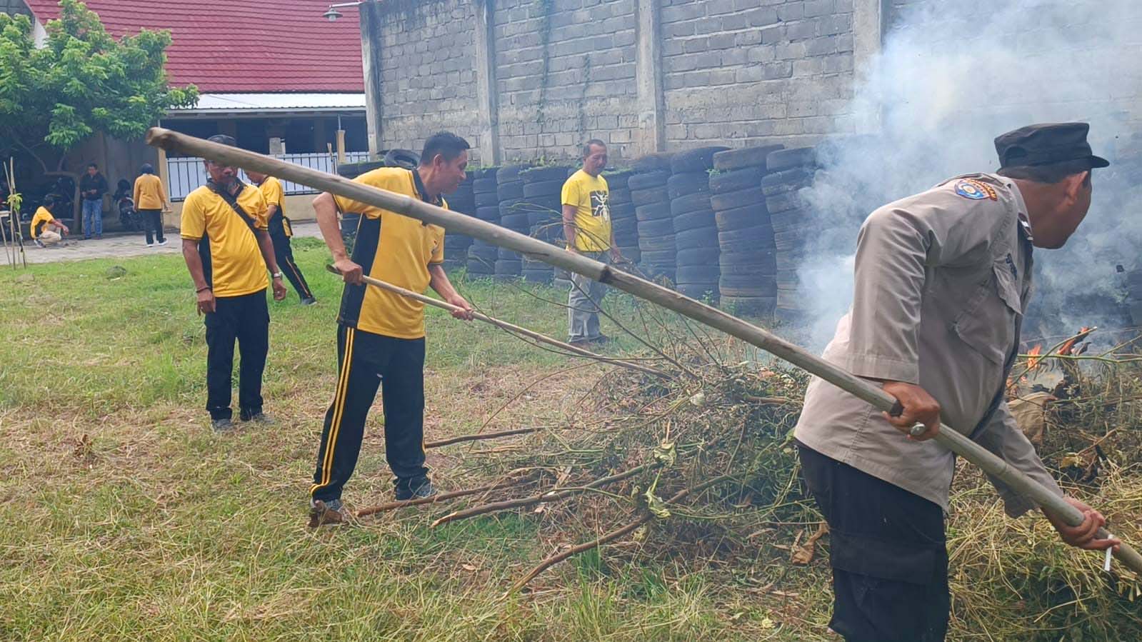 Tingkatkan Kenyamanan dan Kualitas Kinerja, Kapolsek Warujayeng Bersama Anggota Bersih-Bersih Mako