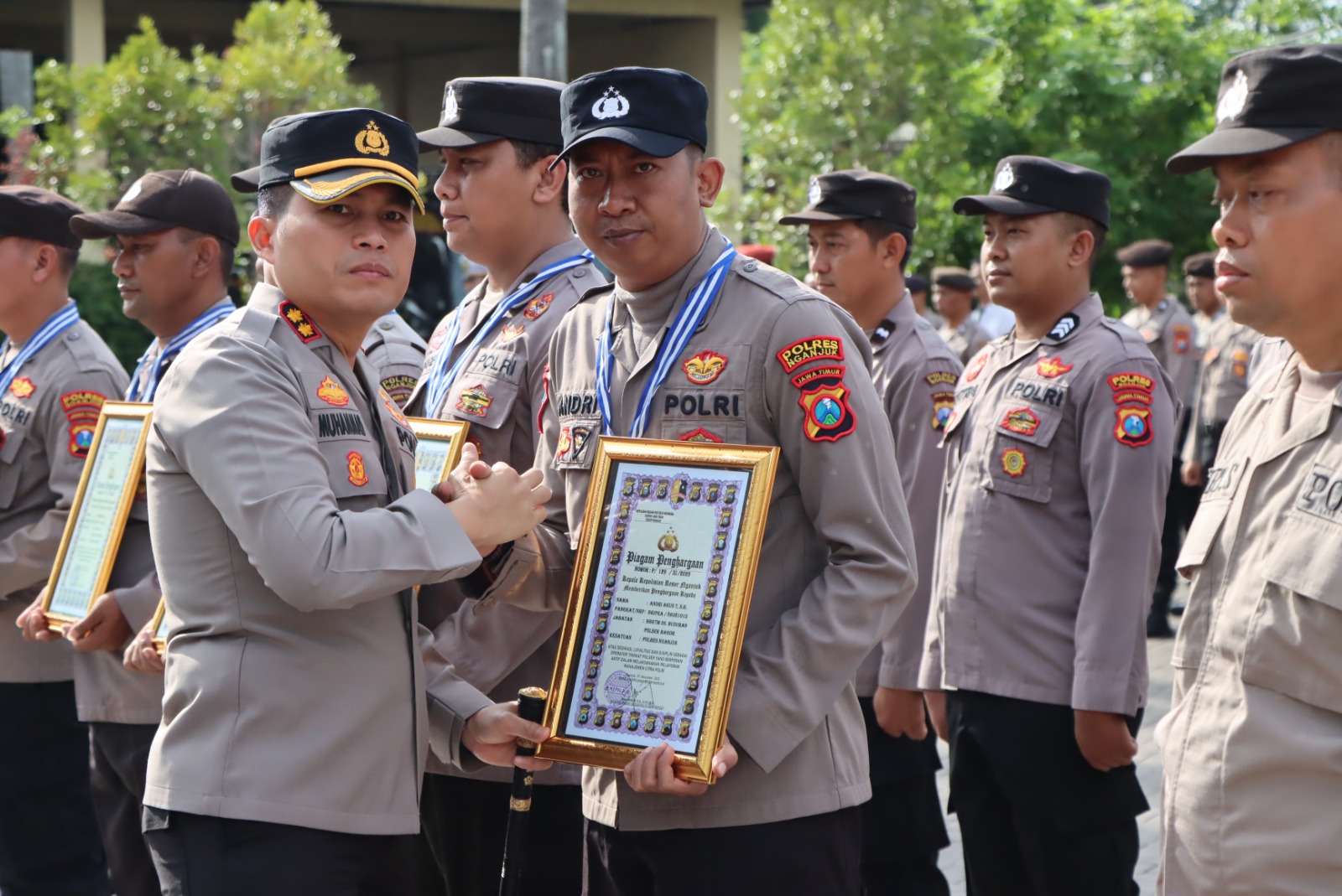 Kapolres Nganjuk Apresiasi Prestasi 23 Anggota Polri dengan Piagam Penghargaan