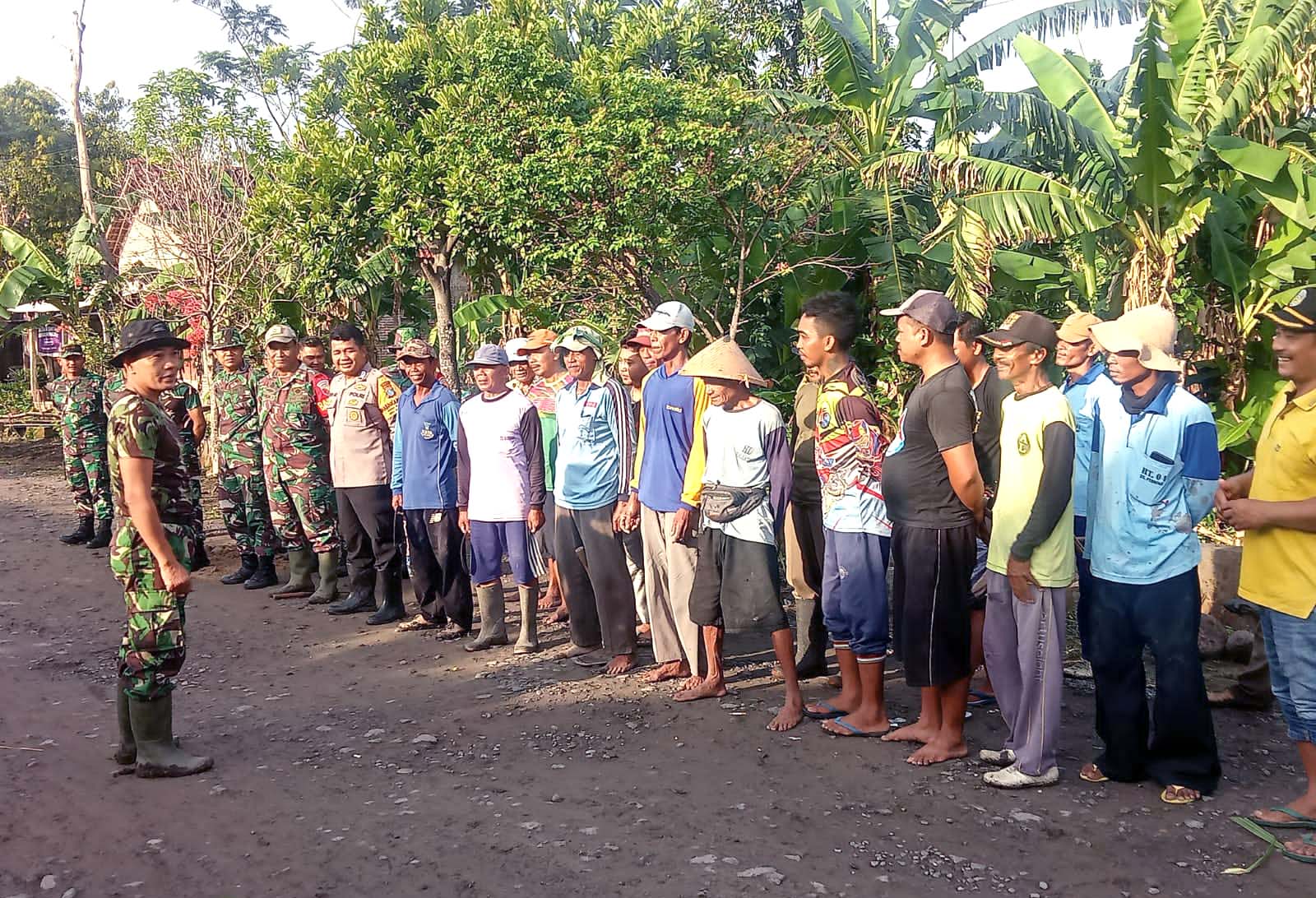 Bhabinkamtibmas Bersama Babinsa dan Koramil Jatikalen Laksanakan Kerja Bakti di Desa Perning Bersama Perangkat Desa Serta Warga Binaan