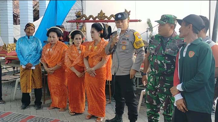 Bhabinkamtibmas Polsek Nganjuk Kota Himbau Pemilu Damai Saat Pengamanan Giat Masyarakat