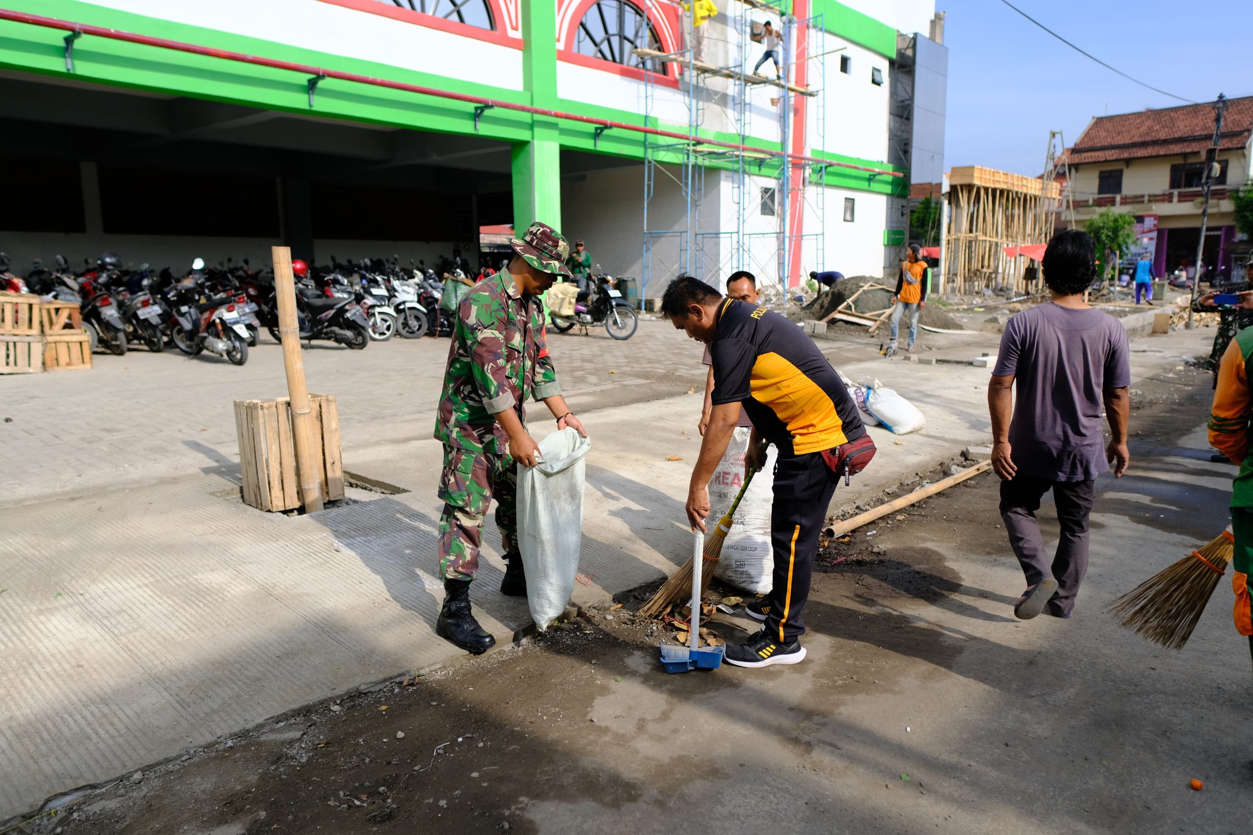 Sinergitas TNI Polri Bersama Perguruan Silat se Kecamatan Kertosono Kerja Bakti di Pasar Baru Kertosono