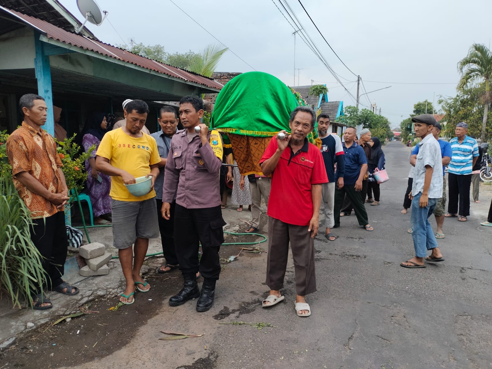 Bhabinkamtibmas Polsek Nganjuk Kota Kelurahan Kauman Giat Takziah Warga Binaanya Yang Meninggal Dunia