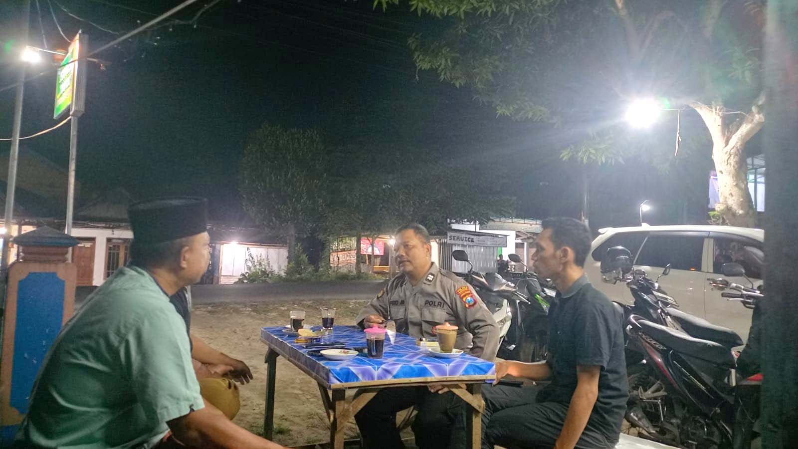 Patroli Dialogis Malam Hari, Upaya Personel Polsek Jatikalen Cegah Gangguan Kamtibmas