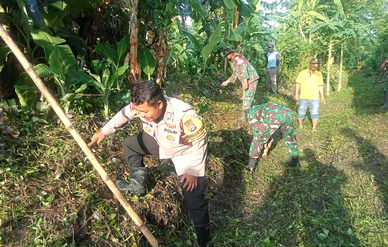 Bhabinkamtibmas Bersama Babinsa Desa Perning Laksanakan Kerja Bakti Bersama Perangkat Desa Serta Warga Binaan