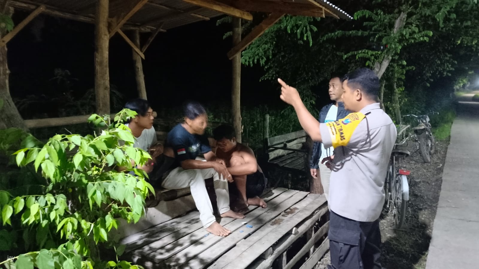 Patroli Polsek Jatikalen dialogis dengan warga ciptakan kamtibmas yang kondusif