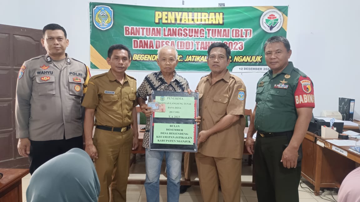 Hadiri Pembagian BLT DD, Bhabinkamtibmas Sampaikan Pesan-pesan Kamtibmas