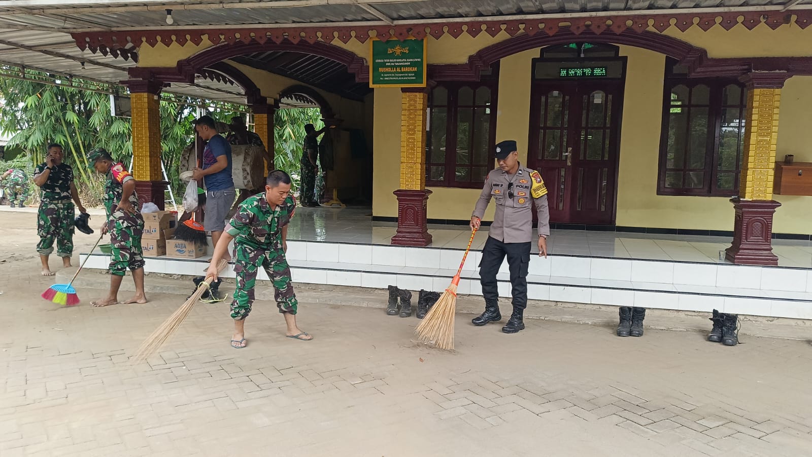 Wujud Sinergitas, Bhabinkamtibmas Polsek Warujayeng bersama Personel Koramil Tanjunganom Bersih-Bersih Mushola