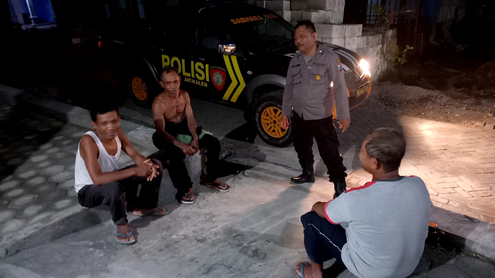 Patroli Malam Hari Anggota Polsek Dialogis Dengan Masyarakat Yang Masih Beraktifitas, Sampaiakan Pesan-Pesan Kamtibmas