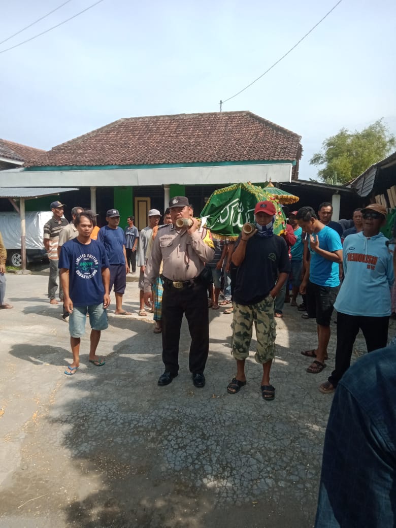 Sampaikan Duka Cita, Bhabinkamtibmas Sumberkepuh Takziah Warganya yang Meninggal