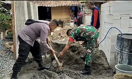 Bhabinkamtibmas Polsek Nganjuk Kota Gotong Royong Bedah Rumah Warga Binaanya