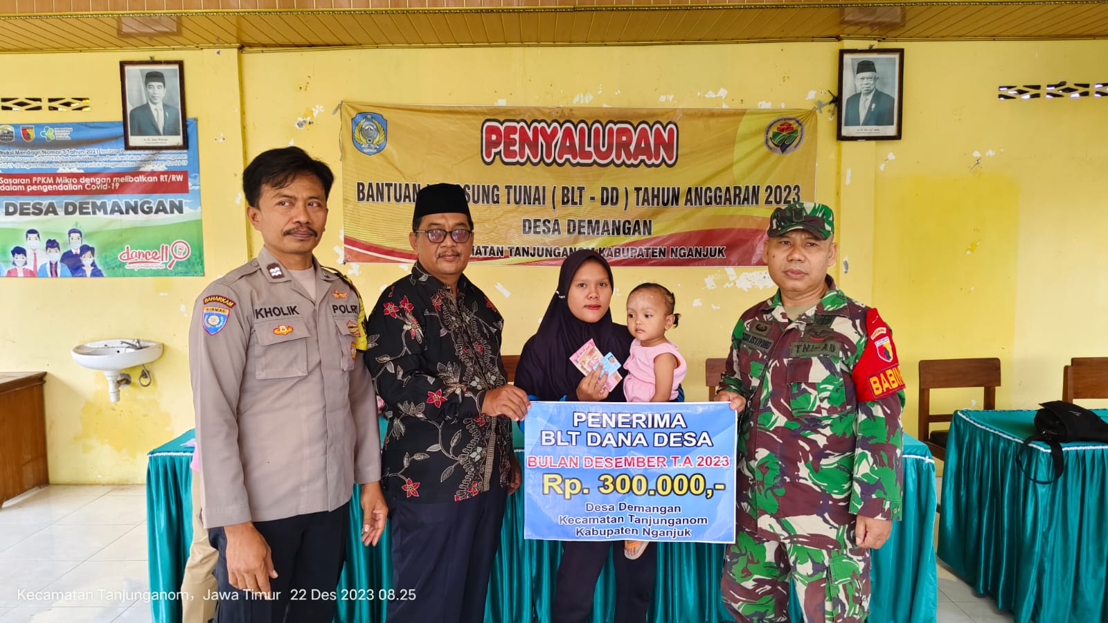 BLT-DD Demangan Cair, Bhabinkamtibmas Polsek Warujayeng Monitoring Penyalurannya