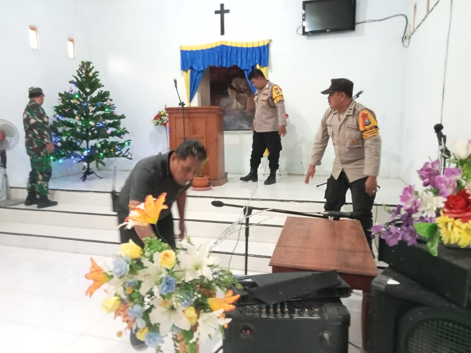 Kanit Samapta dan Anggota Giat Sterilisasi dan Pengamanan Gereja Jelang Perayaan Natal