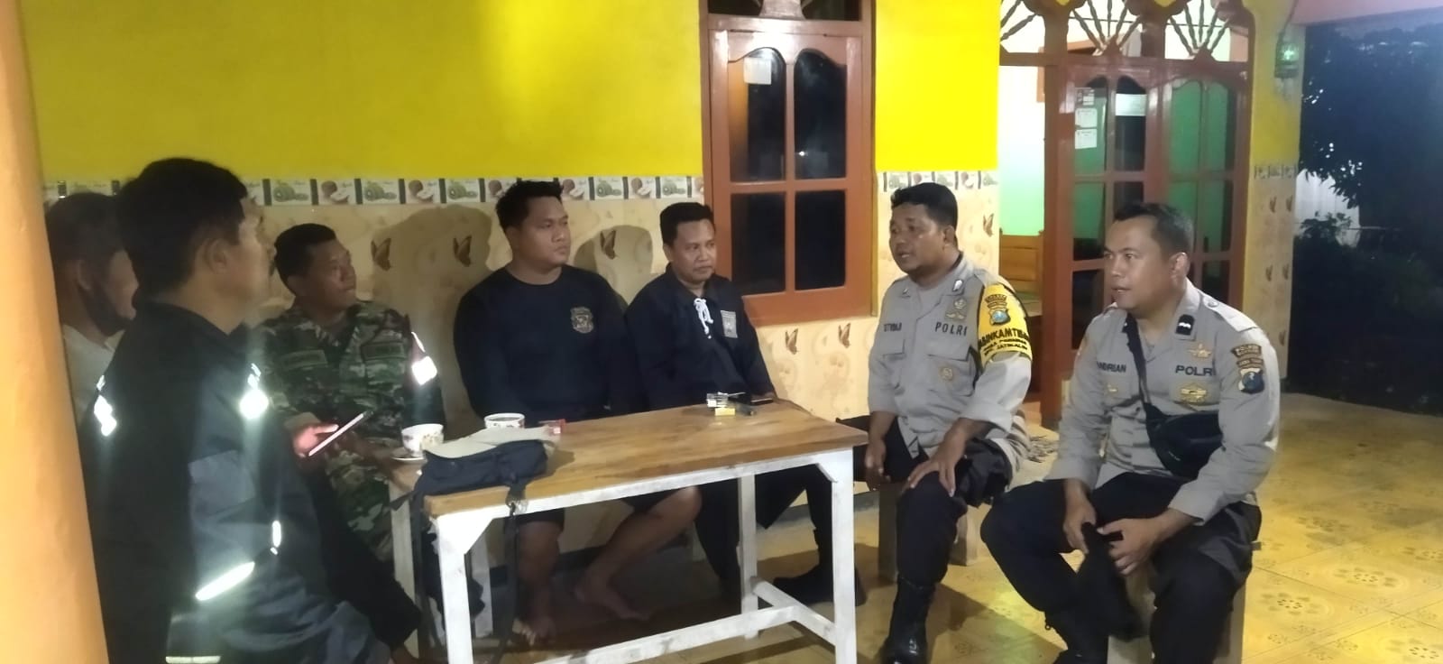 Patroli Perkampungan Di malam Hari, Petugas Patroli Polsek Jatikalen berdialogis Dengan Warga