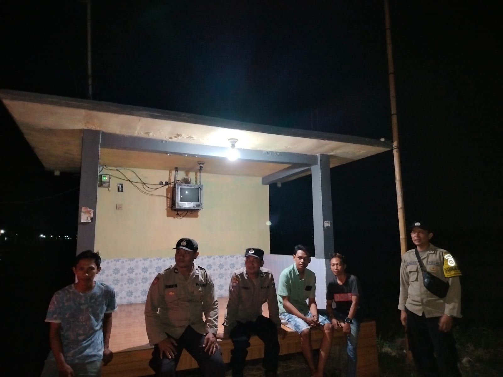 Patroli Malam, Polsek Warujayeng Ajak Warga Jogomerto Ciptakan Pemilu Damai