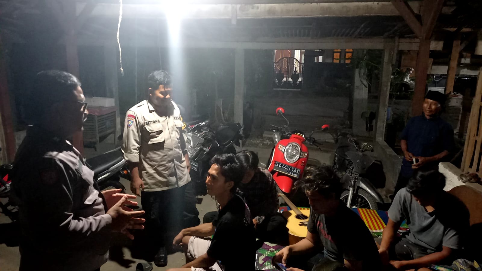 Patroli Malam Hari, Polsek Jatikalen Berikan Himbauan Kepada Pemuda