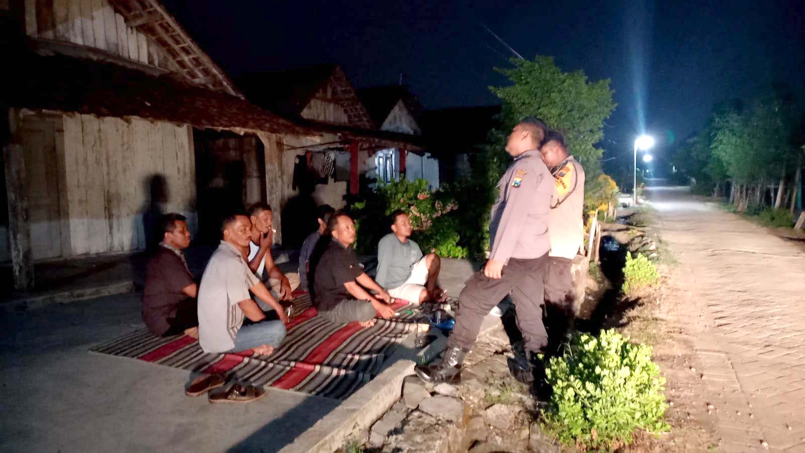Patroli Dialogis Malam Hari, Polsek Jatikalen Ajak Warga Jaga Kamtibmas Dilikungan Masing-masing