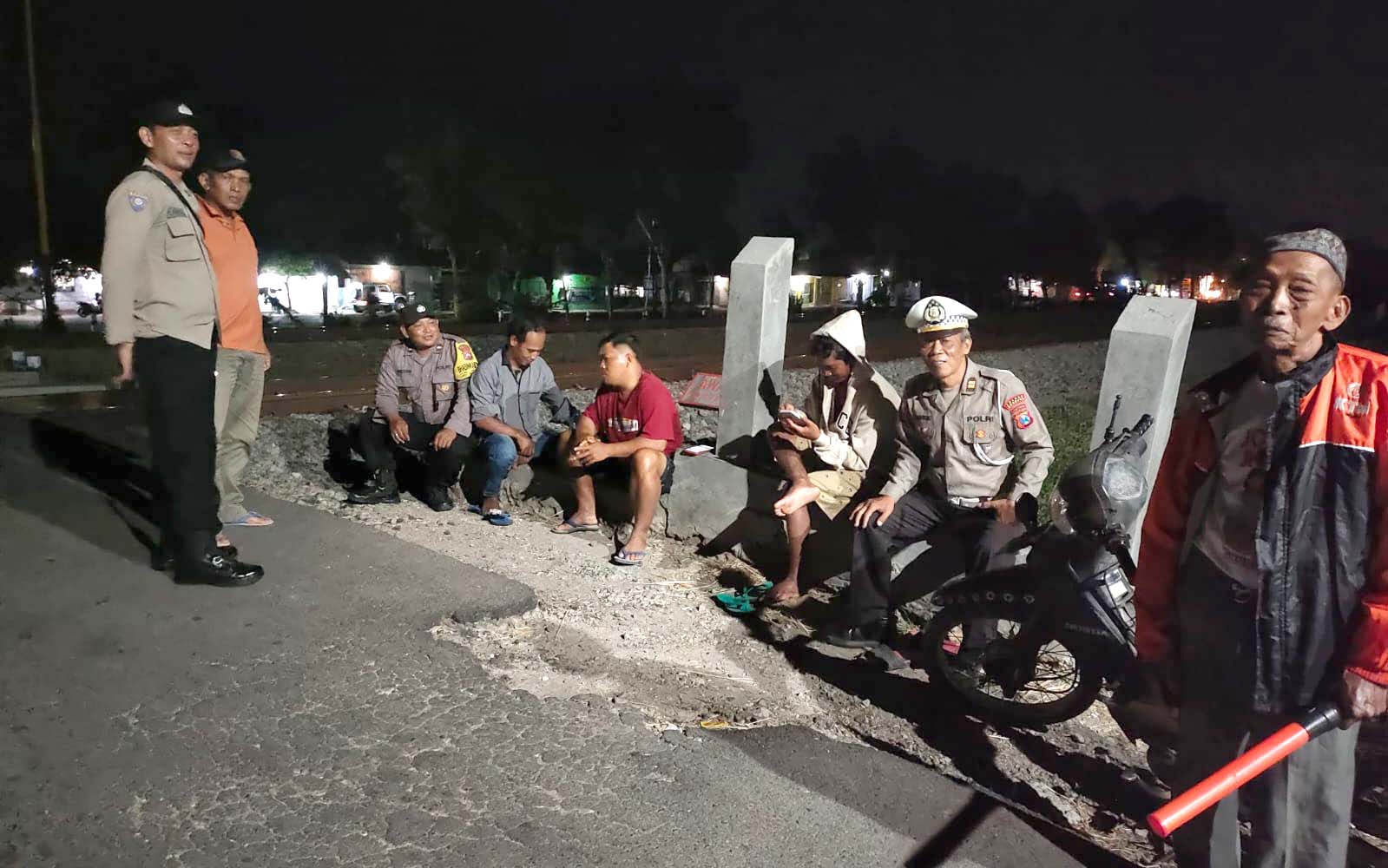 Wujudkan Pemilu Damai, Regu Patroli Polsek Warujayeng Dialogis dengan Warga Banjaranyar