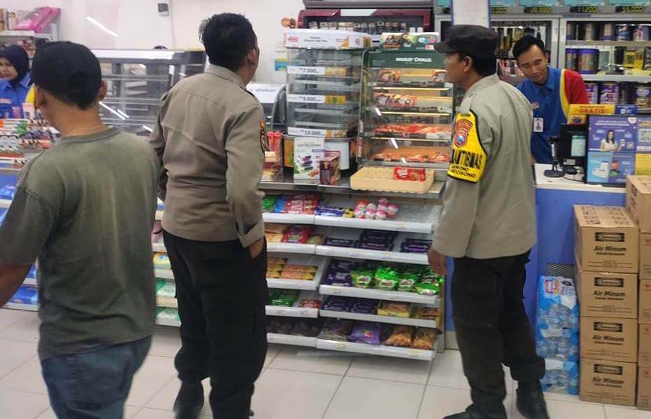 Personil Polsek Kertosono Berikan Himbauan Kamtibmas saat Patroli di Toko Swalayan